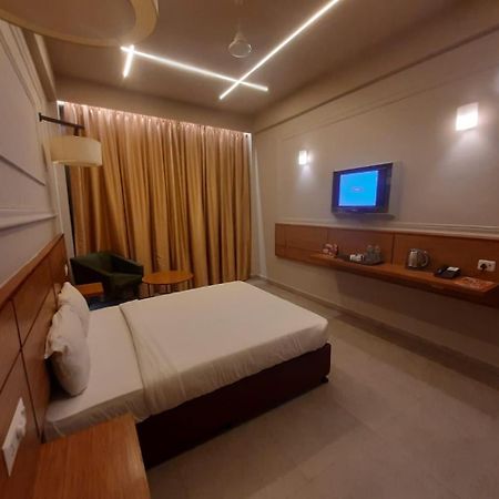 Max Hotels Аллахабад Экстерьер фото