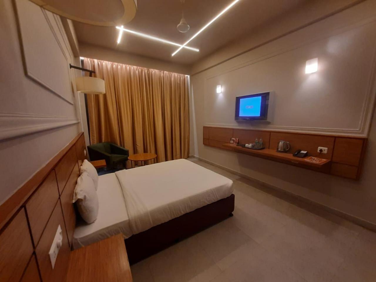 Max Hotels Аллахабад Экстерьер фото