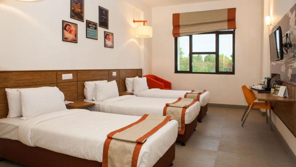 Max Hotels Аллахабад Экстерьер фото
