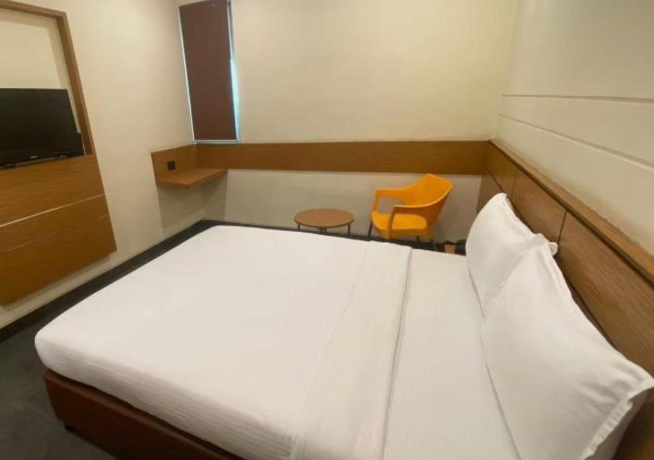 Max Hotels Аллахабад Экстерьер фото