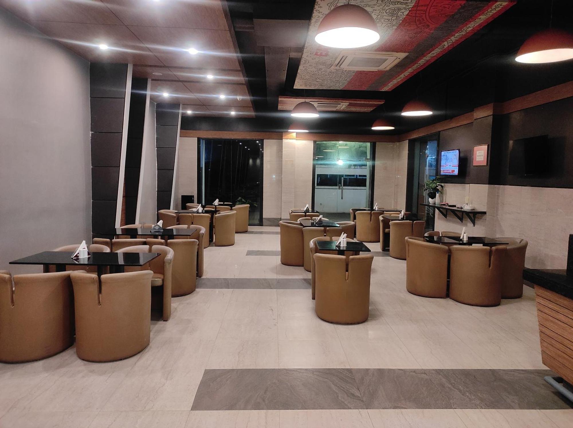 Max Hotels Аллахабад Экстерьер фото